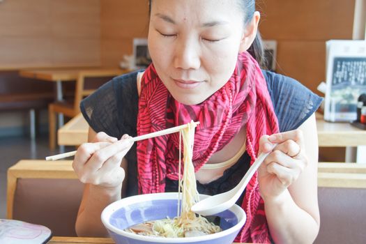 Asian women are eating soba is delicious