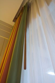 Sunscreen blinds a variety of colors in the bedroom