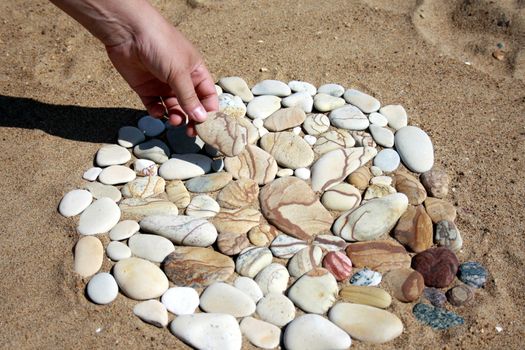 Drawing up of pictures of sea stones