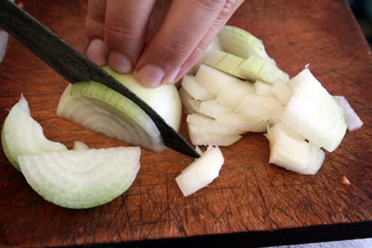 Method of cutting of onions to a floor rings