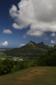 over looking edge of a mountian on the island of Oahu