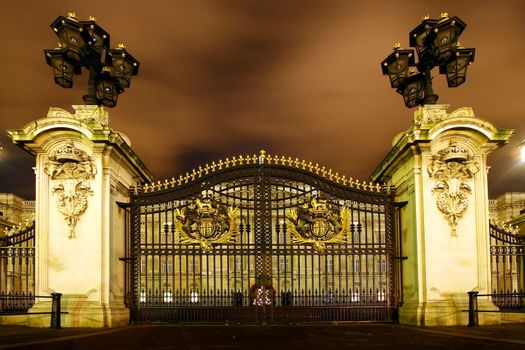 The gates of Buckingham Palace at night