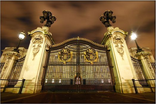 The gates of Buckingham Palace at night