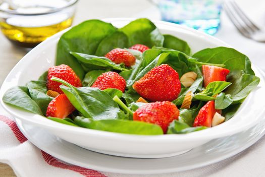 Strawberry with Spinach and Almond salad