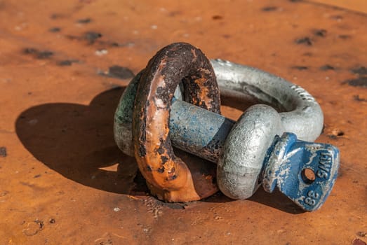 Big shackle with orange eyelet