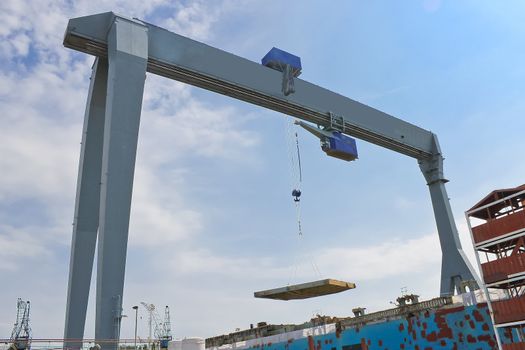 Gantry crane on the assembly of the vessel in a shipyard