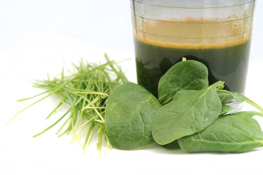 juicing for health with wheat grass and spinach