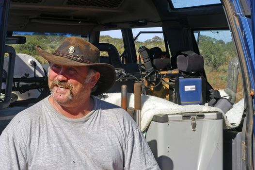 Departure at dawn for hunting for the gold nuggets in the Australian bush