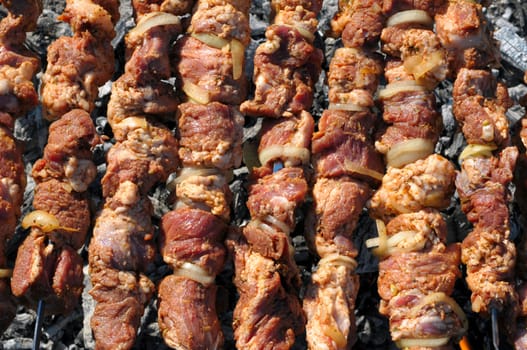 Preparation of meat slices in sauce on fire