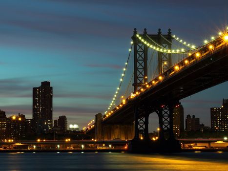 manhattan bridge in the night