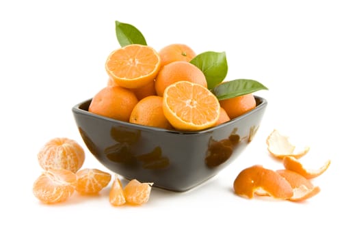 Fresh juicy tangerines in black bowl isolated on white background