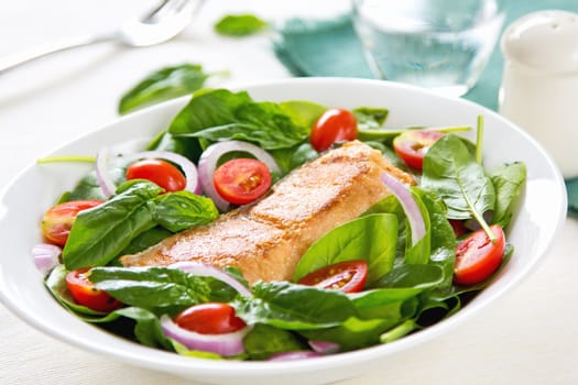 Salmon with Spinach,Cherry tomato and red onion salad