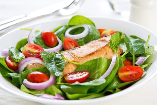Salmon with Spinach,Cherry tomato and red onion salad