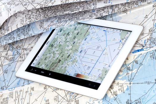 Comparison between a map of paper and an electronic flight deck