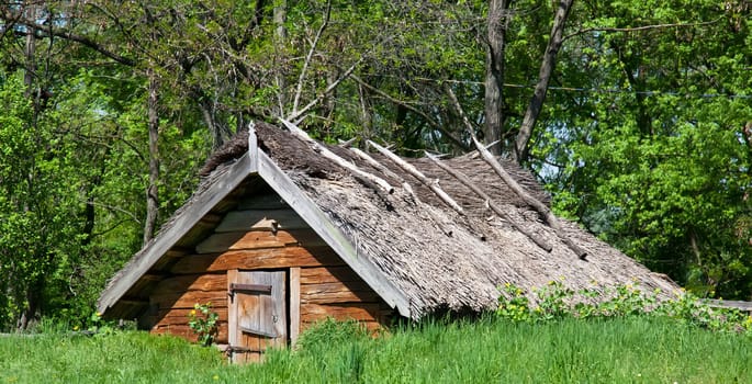Old house with dried straw roof