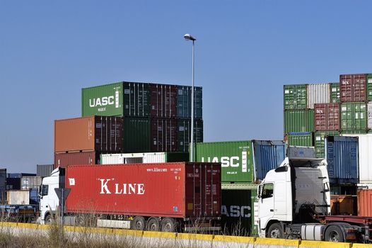 Displacement of the containers by truck on the port