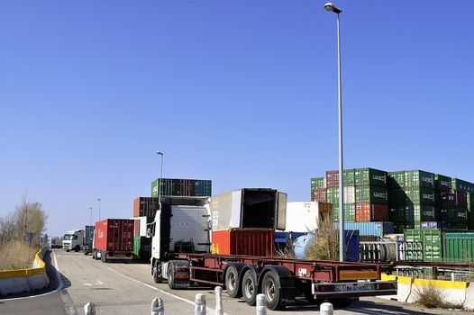 Displacement of the containers by truck on the port