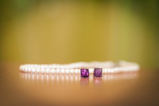 Earings and necklace with pearl jewel