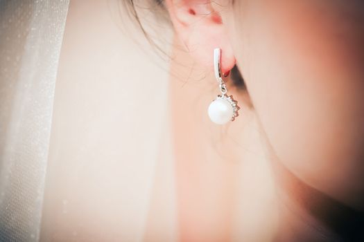 Bride's ear-ring with pearl jewel