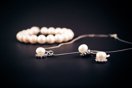 Earings and necklace with pearls jewel