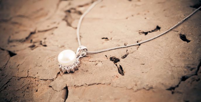 Ear-ring with pearl jewel