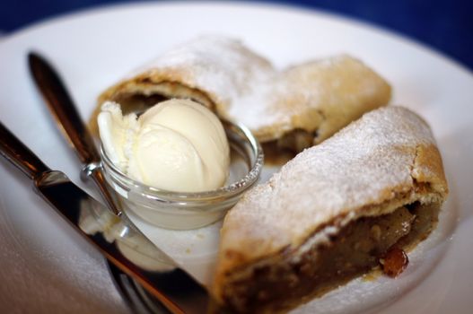 Apple pie with ice cream