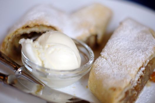 Apple pie with ice cream