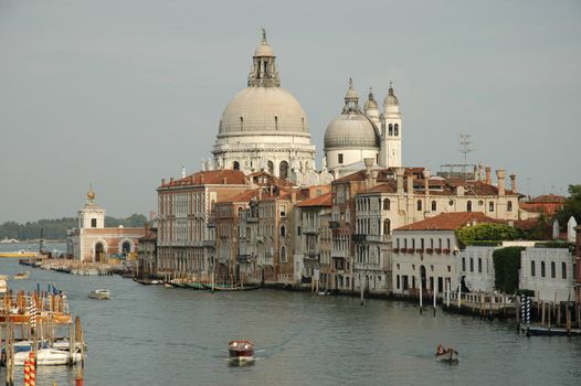 Blick auf Kirchen in Venedig