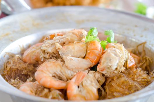Baked vermicelli and prawn with ginger & pepper sauce