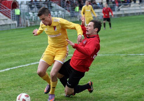 PLACE:ZRENJANIN, SERBIA
DATE:24/03/2013
Serbian First Division football match between Banat and Proleter. Host player Jovan Radivojevic in red, David Dragojevic in yellow.
Photo taken on: March 23rd, 2013