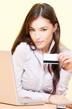 Pretty woman can online shopping with credit card