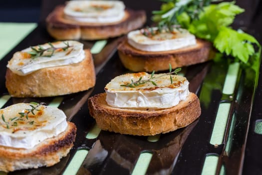 Toast with grilled goat cheese, honey and aromatic herbs