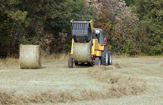 machine with straw bales, the ball goes out of the press