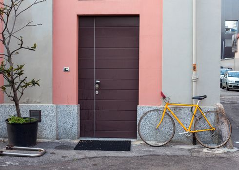 Photo of the yellow bike tied to the pole