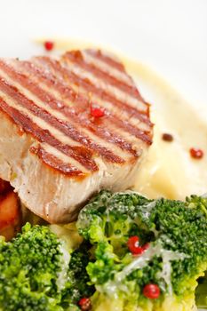 tuna steak with broccoli