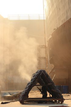 Sandblasting  inject Chain  in dry dock