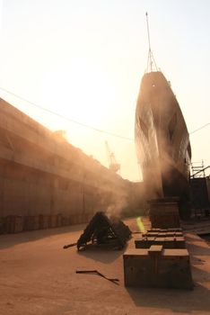 Sandblasting  inject Chain  in dry dock