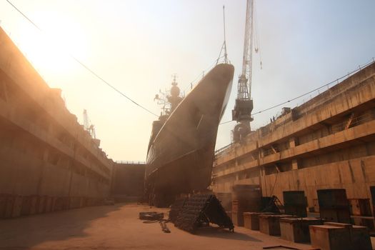 Sandblasting  inject Chain  in dry dock