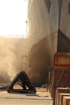 Sandblasting  inject Chain  in dry dock