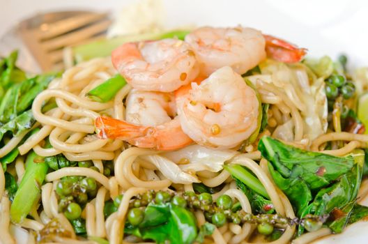 close up spaghetti with shrimp  and mix vegetable , spicy seafood