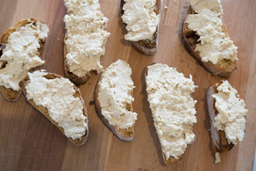 Some rastefukky slices of bread with camembert