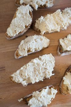 Some rastefukky slices of bread with camembert