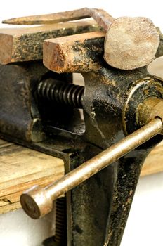 Bench vise with twisted nail