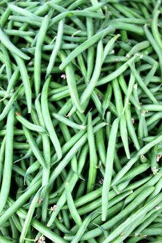 String beans in a pile at the farmers market.