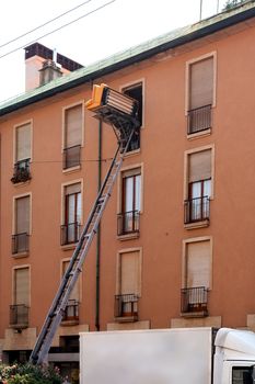 Moving vehicle with lift carrying furniture up and down