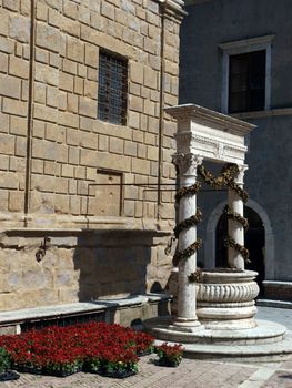 Pienza - the old well on the Cathedral square
