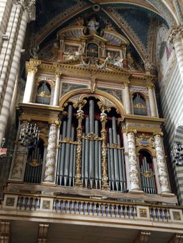 Interior and main nave of Cathedral (Duomo). Orvieto, Umbria . This 4000 pipe organ was first designed in 1584.