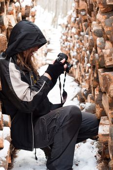Photographer between logs of wood
