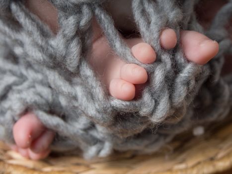 Newborn feets and toes through knitting