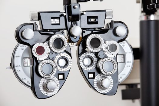 An optical device to measure refractive error of a human eye